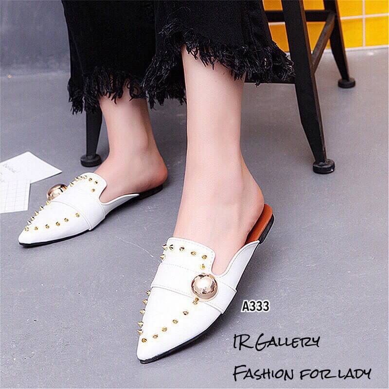 แบบขายดี!!! พร้อมส่ง มาแร้วคร้างานที่กำลังเป็นที่นิยมในตอนนี้ ลำลองทรงสลิปเปอร์หนังนิ้มนิ่มด้านหน้าประดับอะไหล่หมุดทอง แบบเปิดส้นสวมใส่ง่ายรองพื้นเสริมนวมนุ่มใส่นุ่มเท้า ส้นยางกันลื่นหนา 1 ซม. ใส่แล้วดูโดดเด่นฟรุ้งฟริ้ง มุ้งมิ้งสุดๆเลยค้า