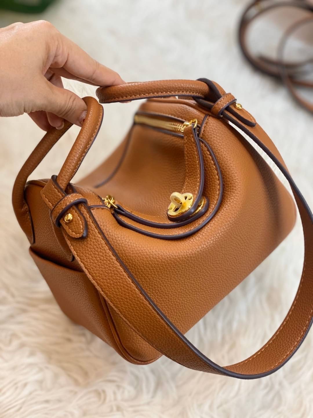 กลับมาเเล้วค่า Lindy 20cm หนัง PU premium ที่ลูกค้าถามกันมาเยอะมากกก รอบนี้หนังสวยมากๆๆ สายสะพายแบบเรียบหรู มีห่วงรัดสายสองข้าง มี 2 สายนะคะ มีซิลิโคนปิดลูกบิดกันรอย งานเนี้ยบสุด ยิ่งใช้ยิ่งนิ่มมม กระเป๋าทรงสวยนุ่ม Flexible มากๆ จุของได้ทุกสิ่ง จะใช้ไปทำง