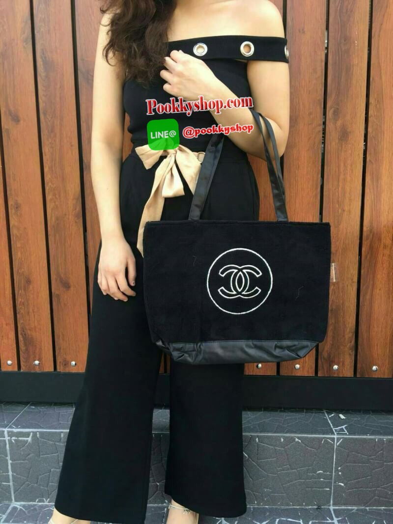 NEW ARRIVAL!! SETคู่ที่คุณต้องถูกใจ CHANEL SHOPPING RIBBIN BAG พร้อมกระเป๋า COSMETIC ขนนิ้มนิ่ม จากงานพรีเมี่ยมกิ้ฟ ของแถมจากน้ำหอม จากแบรนด์ CHANEL เนื้อกระเป๋าทำจากขนเทียม ผิวสัมผัสฟูนิ่ม ตกแต่งด้วยผ้าไนลอนด้านท้ายวางได้กันน้ำ!! ปักโลโก้แบรนด์ ด้านในเปิ