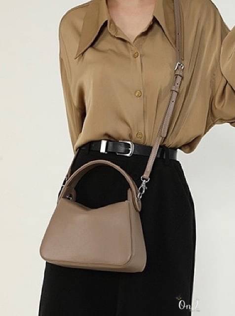 Viva PU Premium Debut งานใหม่ล่าสุด Viva ใบกระทัดรัดกำลังดี มีหูจับ ใช้งานง่าย น้ำหนักเบา ใช้ได้หลายโอกาส ถือสวยมากก สายสะพายยาวก็เก๋ ฝาปิดเป็นเเม่เหล็ก หนังเรียบ คุณภาพดี เป็น everyday bag ได้เลยค่าา