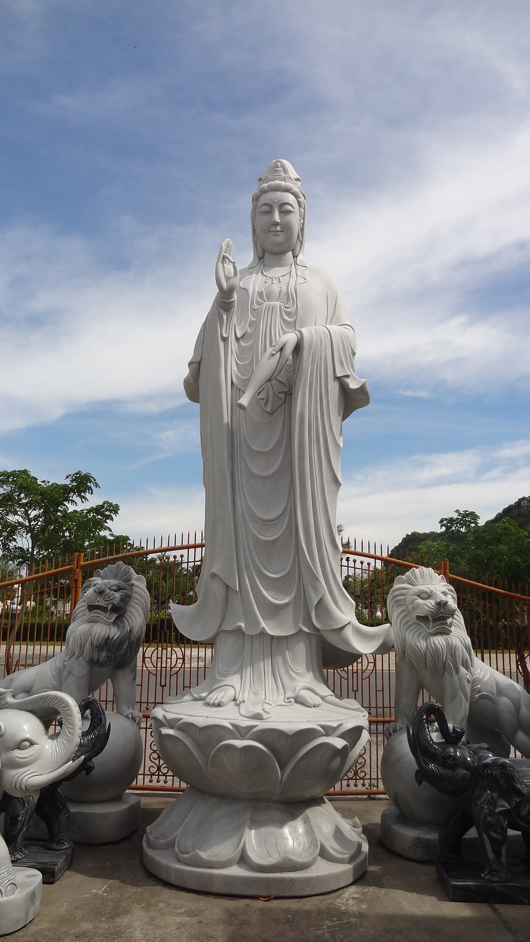 เจ้าแม่กวนอิมหินอ่อนแกะสลัก ขนาด สูง 400 เซนติเมตร