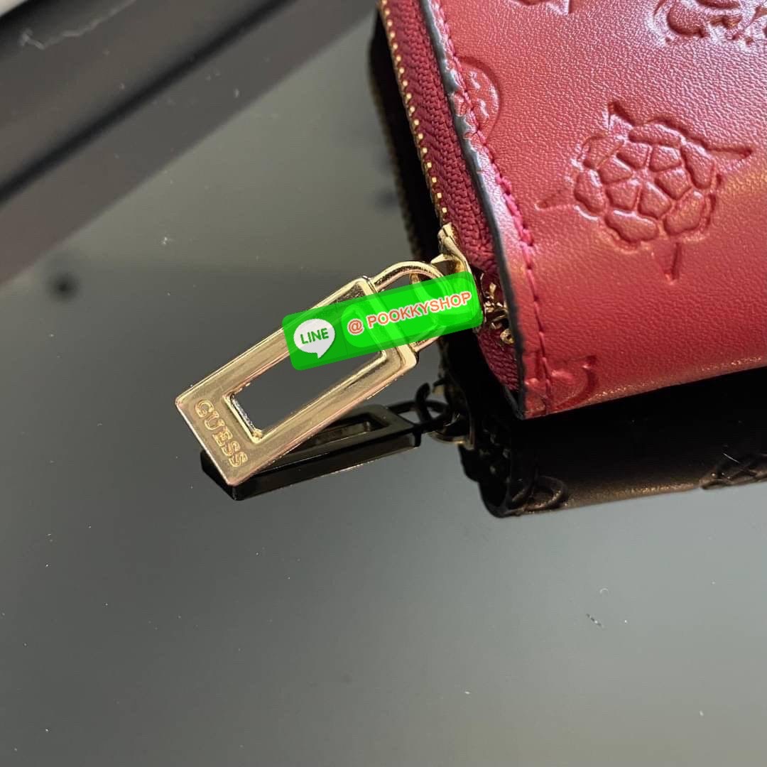 Guess Long Wallet กระเป๋าเงินใบยาวซิปรอบ ด้านหน้ามีโลโก้แบรนด์สีเข้ากระเป๋าสวยสะดุดตา รุ่นนี้มีสายคล้องมือมาให้ เพื่อใช้งานง่ายและสะดวกมากยิ่งขึ้น ด้านในมีช่องใส่ธนบัตร ช่องใส่บัตร และช่องซิปใส่เหรียญค่ะ