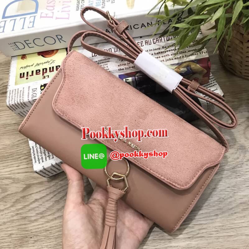 Don't Miss! CHARLES&KEITH WALLET กระเป๋าคลัชรุ่นใหม่ล่าสุดแบบชนช็อปเปิดปิดด้วยฝาปิดกำมะหยี่กระดุมแม่เหล็กประดับพู่หนังดูมีดีเทล ด้านหน้ามีโลโก้แบรนด์ ภายในมีทั้งช่องซิปและช่องใส่บัตรหลายช่องสามารถใส่ธนบัตร มือถือ เหรียญและบัตรได้เยอะ ด้านหลังมีอีก1ช่