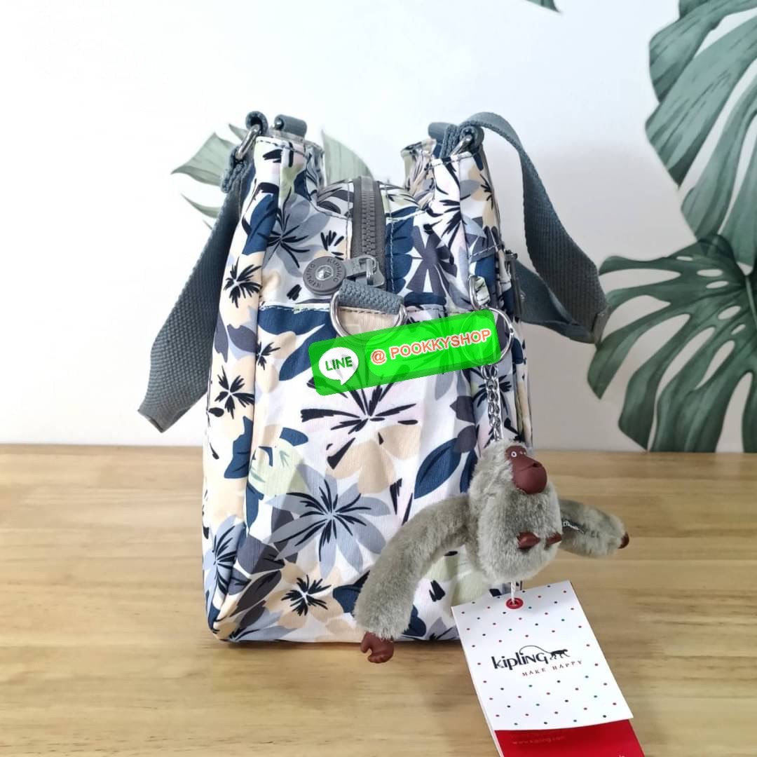 KIPLING ELISE HANDBAG กระเป๋าถือและสะพายไหล่ วัสดุ Nylon +Polyester ขนาดกำลังพอดี จุของได้มาก มีหูจับสองสาย ถือสะดวก น้ำหนักเบา มีช่องซิป ด้านหน้า ช่อง กระเป๋าหลักเปิด-ปิดด้วยซิป มี3 ช่องว่างใส่ของได้จุมากๆ ใส่มือถือได้ กระเป๋าสตางค์ใบยาว และ เครื่องสำอาง