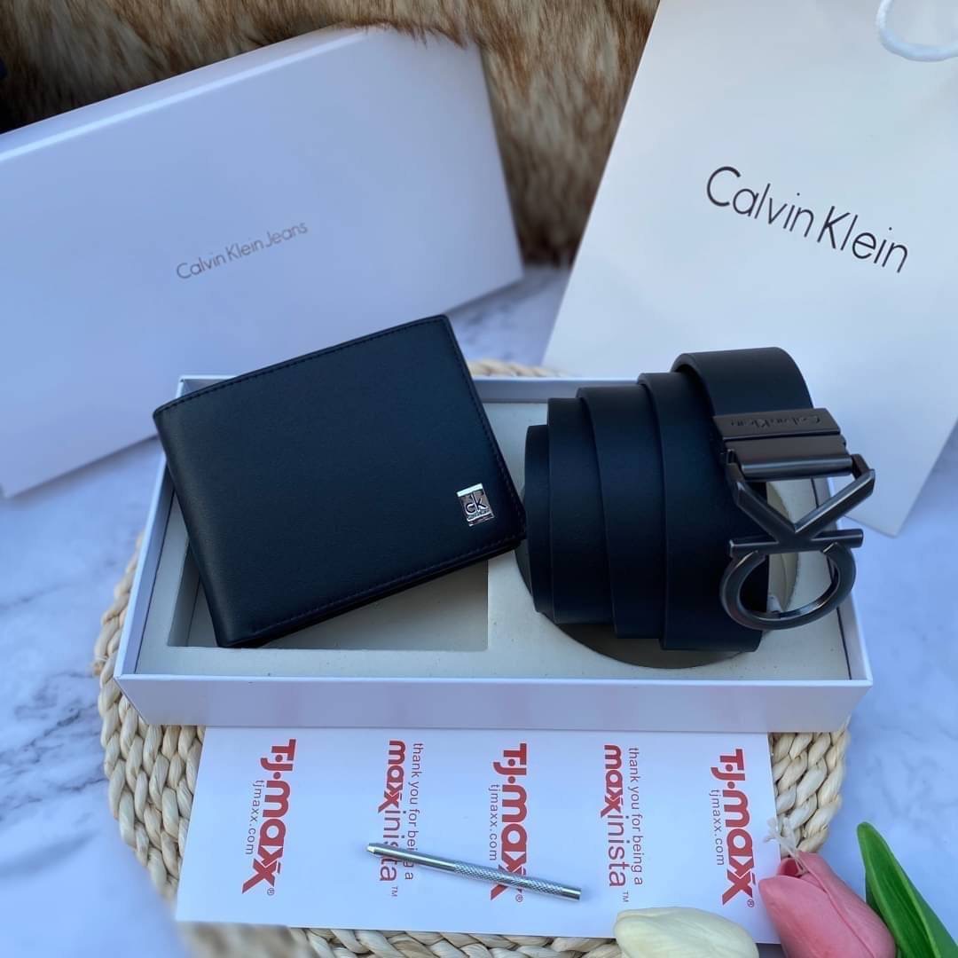 Calvin Klein Leather Belt & Wallet Set Setกระเป๋าสตางค์+เข็มขัด กระเป๋าสตางค์ด้านหน้าปั๊มชื่อแบรนด์ มีช่องใส่บัตร ช่องใส่ธนบัตร 2 ช่อง และช่องเก็บเหรียญ เข็มขัดหนังแท้ปั๊มแบรนด์ สามารถสลับใช้ได้ทั้ง 2 ด้าน เข็มขัดปรับระดับได้ 5 ระดับ มาพร้อมที่เจาะรูจ้า