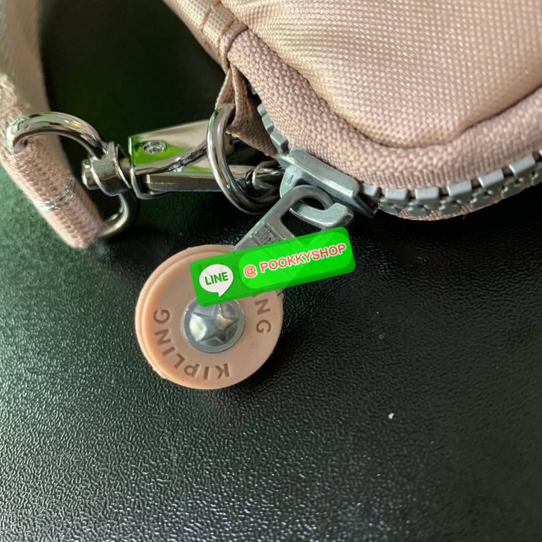 KIPLING 3 Monkey program Seoul up clutch & sling bag กระเป๋าคล้องมือ หรือ สะพายข้าง ขนาดเล็ก วัสดุ Nylon & Polyester 100% ใช้งานได้ 2 รูปแบบ มีสายสลับเปลี่ยนได้ทั้งแบบคล้องมือหรือสะพายข้าง เปิด-ปิดด้วยซิป ช่องหลักโล่ง มีช่องใส่บัตรด้านข้าง 6 ช่อง และช่องด