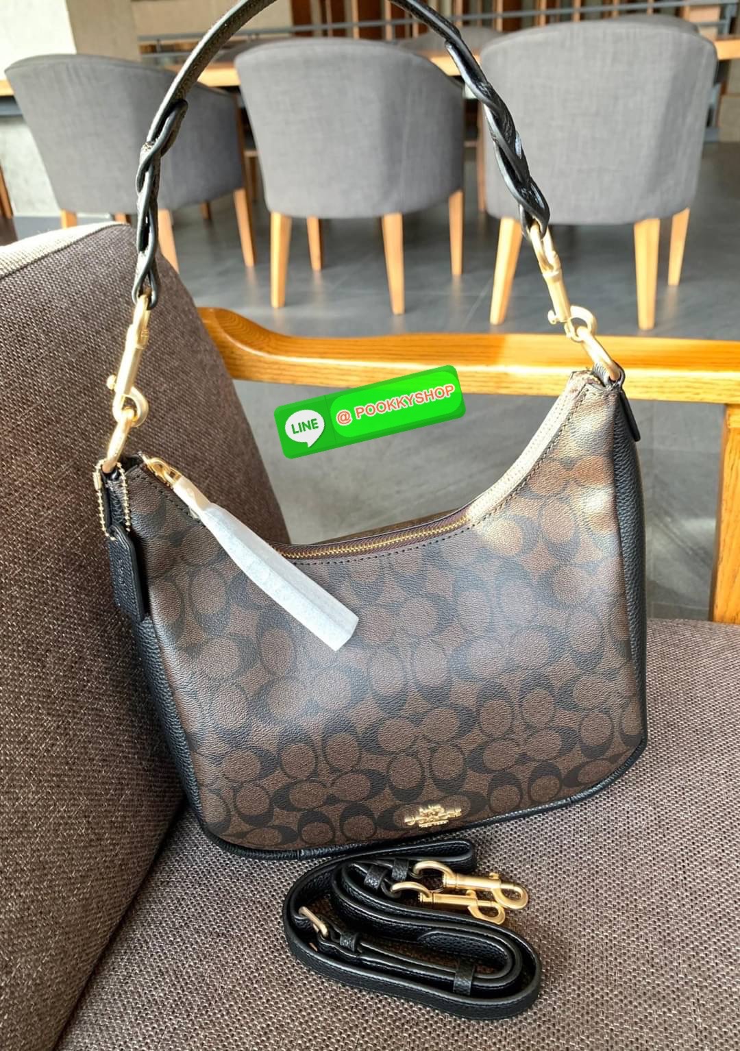 COACH JULES HOBO BAG ((C9189//9190)) 🌍พร้อมส่งที่ไทย! ต้องบอกก่อนว่าหนังรุ่นนี้อย่างดี นิ่มมากๆ สัมผัสแล้วรู้สึกละมุน กับกระเป๋าใบใหญ่ ทรงสวย เปิดปิดกระเป๋าแบบซิปมีหนังห้อยเพิ่มความเก๋ตรงหัวซิปค่ะ ภายในกระเป๋ากว้างมาก ใส่สัมภาระได้ครบครัน หายห่วงเ