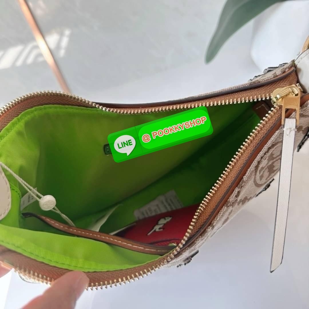 TORY BURCH Mini T Monogram embroidered Rabbit crescent Bag 🐇 คอลเลคชั่นกระต่ายสุดร้อนแรงแห่งปี คอลเลคชั่นทีบ่งบอกสไตล์ที่ทันสมัยทรงครึ่งวงปักลายกระต่ายบนกระเป๋าสุดน่ารัก โด่ดเด่น วัสดุผ้าแจคการ์ดตัดหนังแท้ เปิดปิดด้วยซิป มาพร้อมกระเป๋าใส่เหรียญใบเ