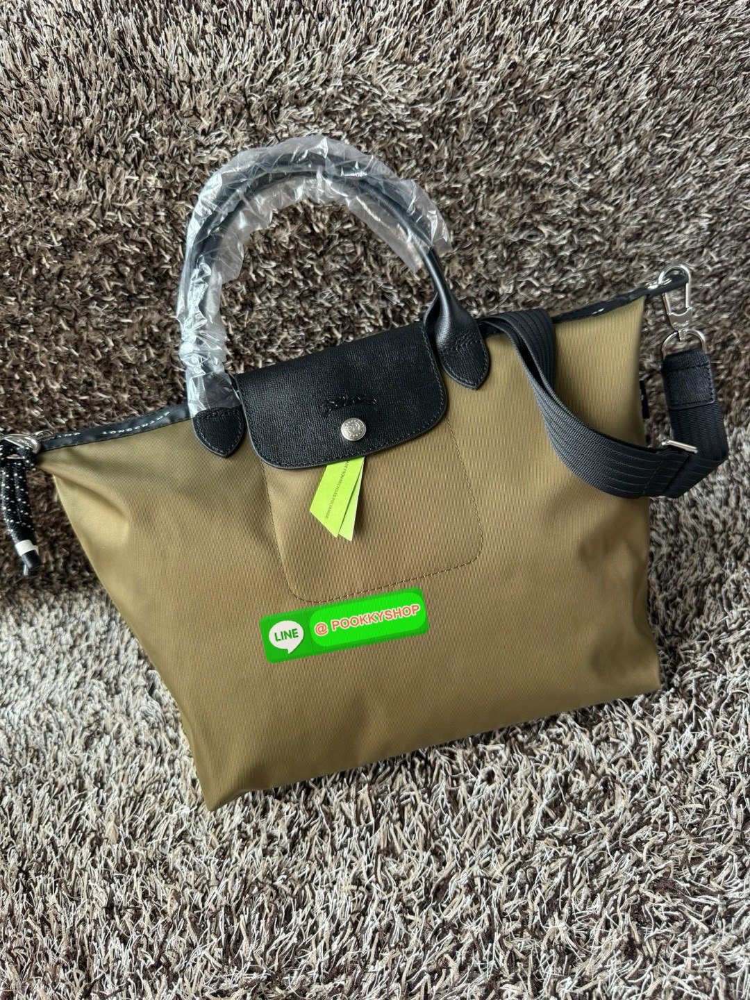 Large Longchamp LE PLIAGE ENERGY L HANDBAG LE PLIAGE รีไซเคิล ECONYLสไตล์สปอร์ต ทันสมัย และใช้งานได้จริง น้ําหนักเบา กระเป๋าใบนี้เป็นเครื่องประดับที่มีเสน่ห์ในอุดมคติที่จะติดตามคุณในทุกกิจกรรมยามเย็นของคุณ มาพร้อมกับสายสะพายไหล่ปรับได้ สามารถพกพาได้ ทั้งแ