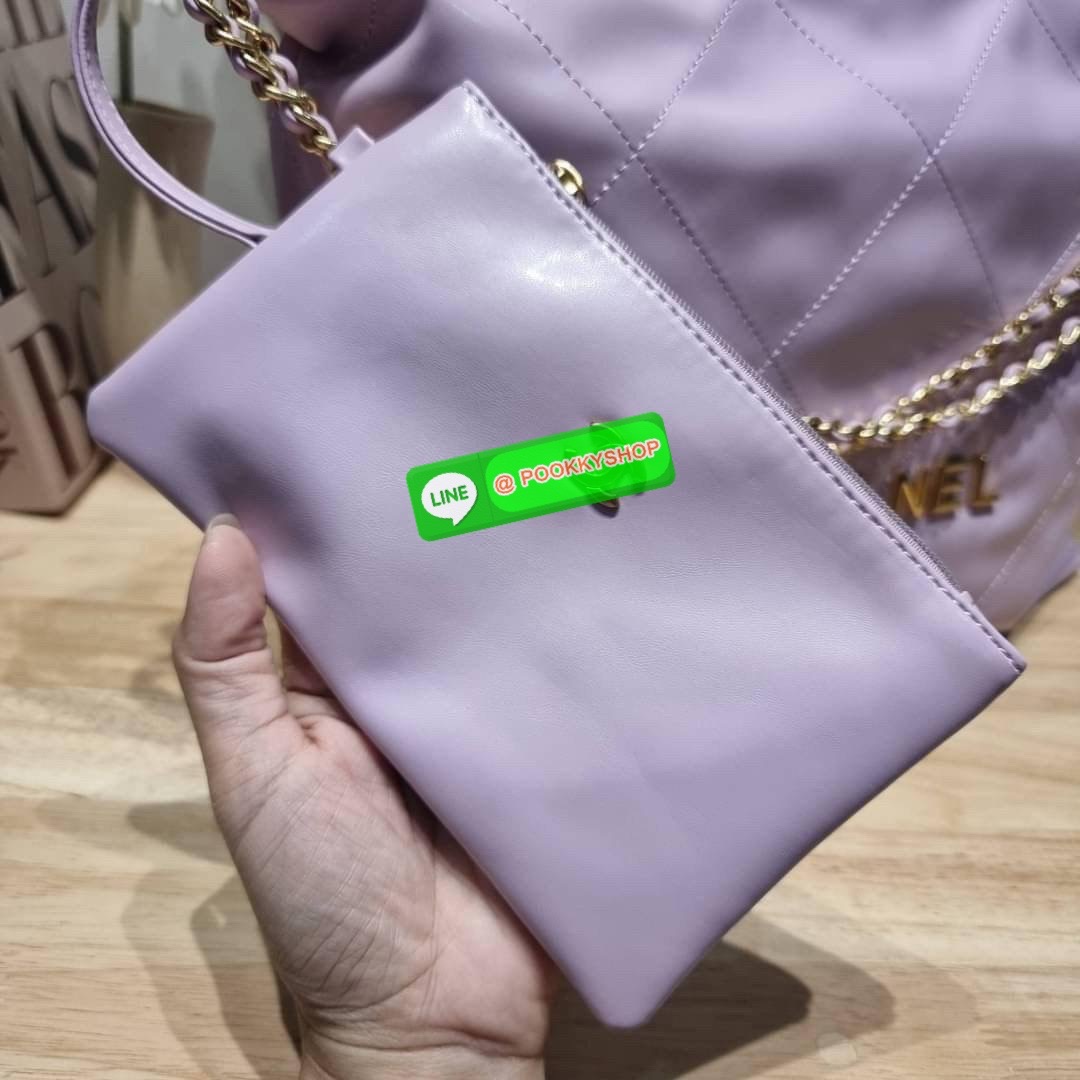 เกินต้านที่สุดกับไอเท็มนี้ Chanel 22 ที่สาวๆหรือใครๆก็ต้องมีแล้ว!! แค่เห็นก็หลงรัก กระเป๋าทรงสวย ดีเทลเรียบแต่มีความหรูแอบซ่อนอยู่ ด้วยดีไซน์สายสะพายโซ่สีทอง และโลโก้อันโดดเด่น วัสดุหนังแกะ สัมผัสดีงามน่าหลงใหลมาก ใช้ได้ง่ายๆไปเลยทุกโอกาส ใช้งานได้สะดวก ม