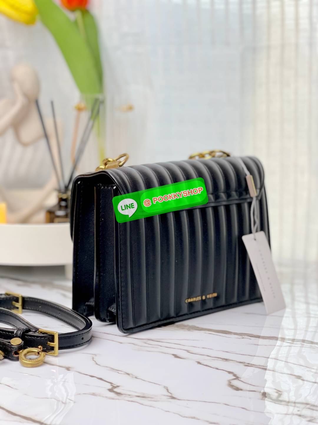 Charles & Keith Panelled Chain Handle Bag กระเป๋าสะพายรุ่นใหม่ชนช็อป รุ่นนี้จะถือคล้องแขน/สะพายแบบสายยาวได้หลายแบบ มีหูโซ่สีทองสวยหรู เปิดปิดแบบตัวเปิดล็อก ภายในแบ่งเป็น 3 ช่อง เป็นช่องซิปตรงกลาง ใส่ IPhone pro max และกระเป๋าเงินใบสั้นได้ค่ะ สายสะพายยาวถอ