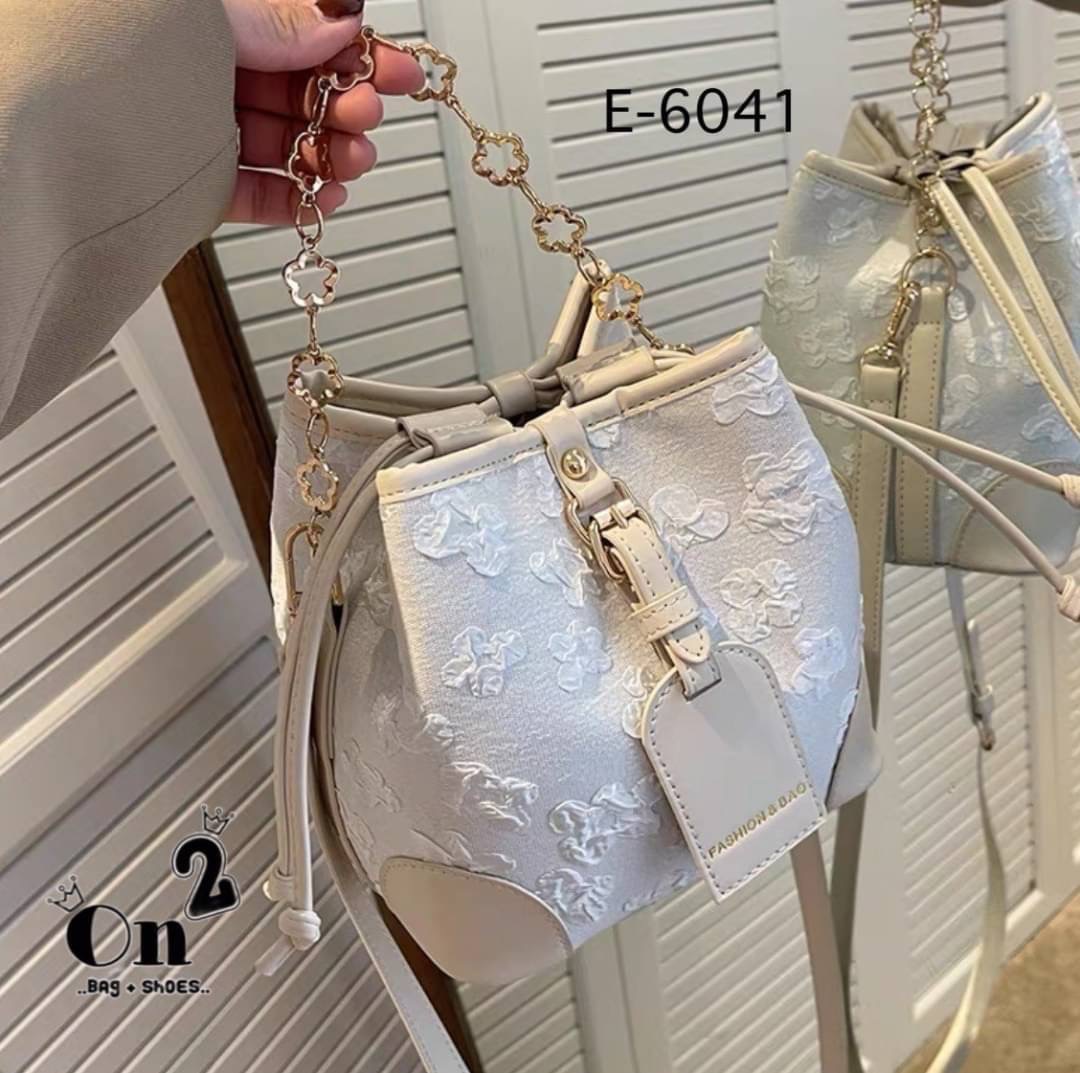 กระเป๋าสะพายทรงขนมจีบ ลายดอกไม้ เปิด-ปิดแบบหูรูด ทรงสุดฮิต มาพร้อมสายสะพาย 2 สาย มาใหม่ 2 สีจ้า