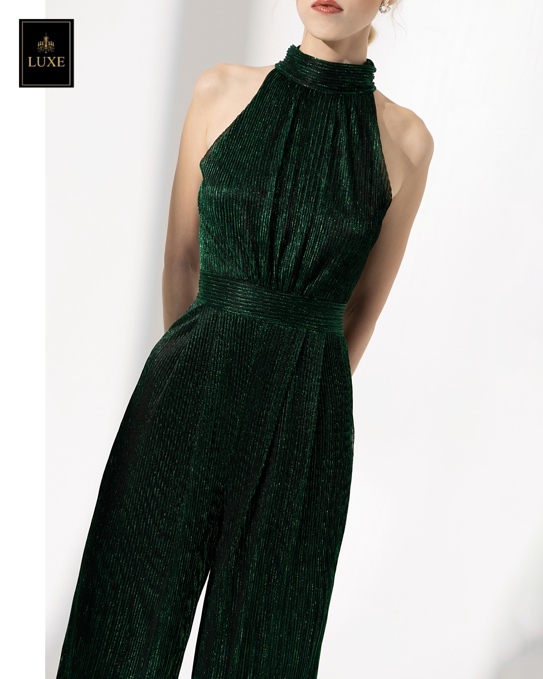 จั๊มสูทแฟชั่น จั๊มสูทเสื้อคอตั้งแขนกุด กางเกงขากระบอกกว้าง ทำจากผ้าราเม่อัดพลีท ผสมดิ้นเมทัลลิก