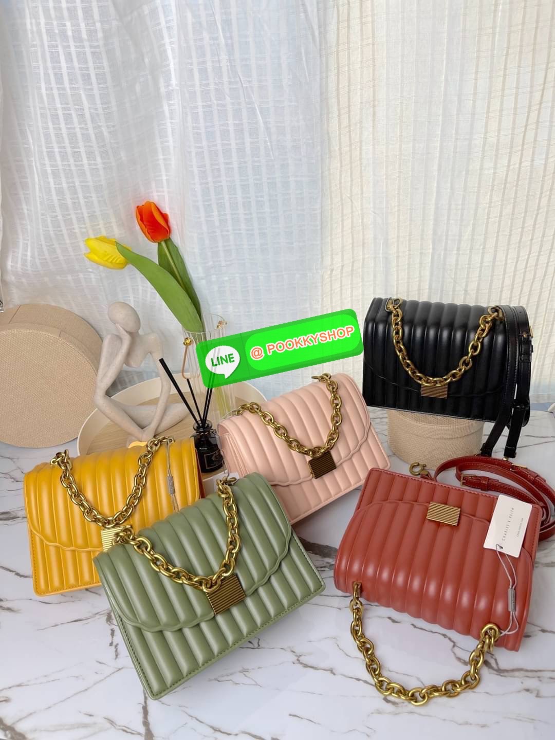 Charles & Keith Panelled Chain Handle Bag กระเป๋าสะพายรุ่นใหม่ชนช็อป รุ่นนี้จะถือคล้องแขน/สะพายแบบสายยาวได้หลายแบบ มีหูโซ่สีทองสวยหรู เปิดปิดแบบตัวเปิดล็อก ภายในแบ่งเป็น 3 ช่อง เป็นช่องซิปตรงกลาง ใส่ IPhone pro max และกระเป๋าเงินใบสั้นได้ค่ะ สายสะพายยาวถอ