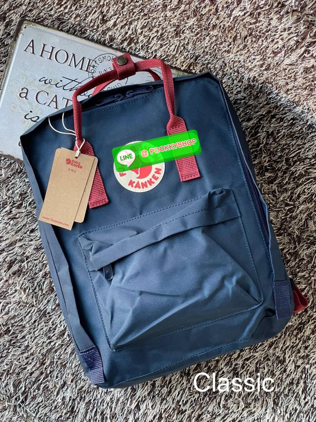 Fjallraven Kanken backpack รุ่น Classic แบรนด์ดังจากสวีเดนที่นิยมกันมากในหมู่วัยรุ่น กระเป๋าเป้ที่มีน้ำหนักเบา แต่มีความทนทาน และช่องว่างต่างๆมากขึ้น มีซิปหน้าสำหรับใส่ของกระจุกกระจิก และหูหิ้วทั้งด้านหน้าและด้านหลัง สำหรับการหิ้วถือได้สะดวก จุดเด่นที่ทำใ