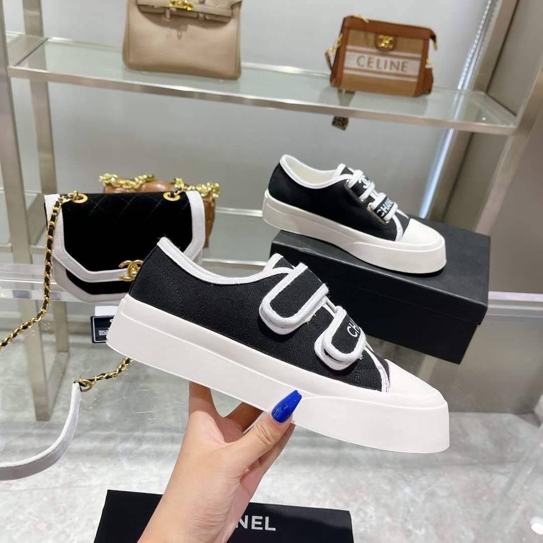รุ่นใหม่ล่าสุดชนช็อปเลยจ้า รุ่นนี้ลุคคุณหนู hiso เลยจ้า รองเท้าผ้าใบสีดำ แบรนด์ CHANEL แต่งสายคาดโลโก้แบรนด์ ใส่สวยหรูสุดๆค่ะ ลุคสป็อตเท่ๆค่ะ งานมีโลโก้แบรนด์ทุกจุด ตามแบบต้นฉบับคะ งานลุคคุณหนูใส่สบาย แมทชุดง่ายเลยจ้า