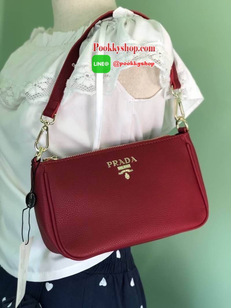 NEW! PREMIUM GIFT จาก PRADA SHOULD BAG กระเป๋าอเนกประสงค์สะพายวัสดุหนัง Saffiano ลายคาเวียร์อยู่ทรงสวยหรูคลาสสิค ขนาดกำลังดี น้ำหนักเบา เปิดปิดด้วยซิปปั้มโลโก้ ภายในมีโลโก้ ช่องซิป และช่องใส่ของ หัวซิปปั้มโลโก้ ใส่กระเป๋าสตางค์ใบยาวเเละของใช้ได้เยอะ มาพร้