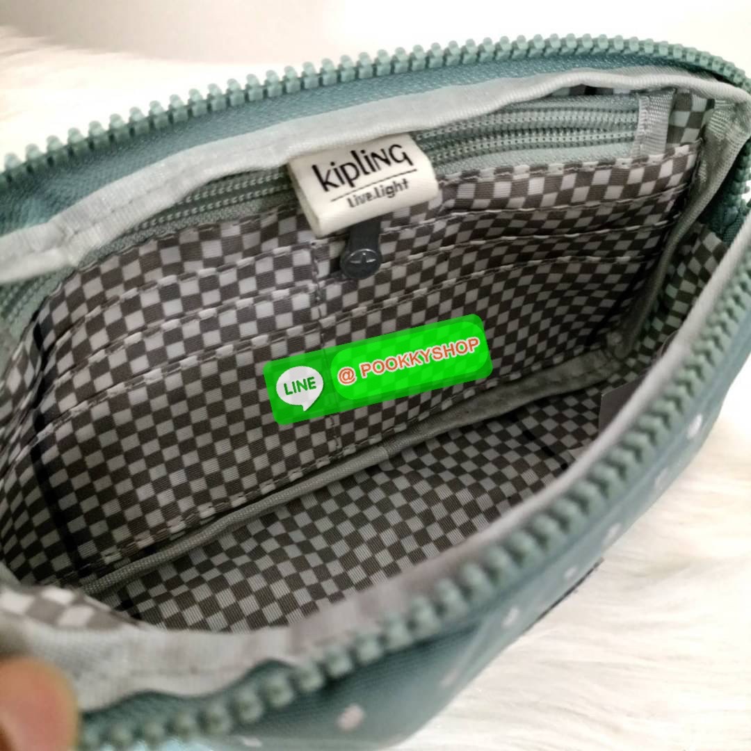 KIPLING 3 Monkey program Seoul up clutch & sling bag กระเป๋าคล้องมือ หรือ สะพายข้าง ขนาดเล็ก วัสดุ Nylon & Polyester 100% ใช้งานได้ 2 รูปแบบ มีสายสลับเปลี่ยนได้ทั้งแบบคล้องมือหรือสะพายข้าง เปิด-ปิดด้วยซิป ช่องหลักโล่ง มีช่องใส่บัตรด้านข้าง 6 ช่อง และช่องด