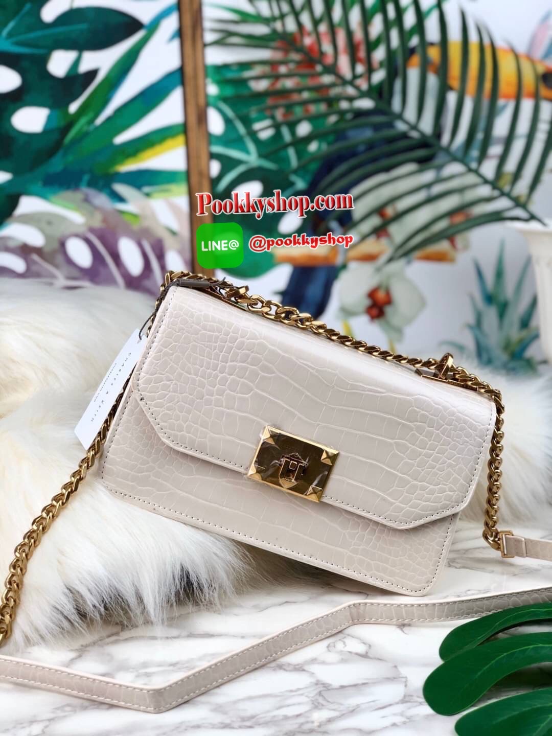 กระเป๋าสะพาย/ถือลายจระเข้รุ่น CHARLES & KEITH CROC-EFFECT CHAIN STRAP CROSSBODY BAG ด้านหน้าปั๊มแบรนด์ เปิดปิดแบบเปิดล็อก ด้านในแบ่งออกเป็น 2 ช่องใหญ่ มีช่องซิปตรงกลาง ช่องการ์ด 4 ช่อง ด้านในสามารถใส่กระเป๋าเงินใบกลางได้ /iPhone plus สายสะพายเป็นสายโซ่ครึ