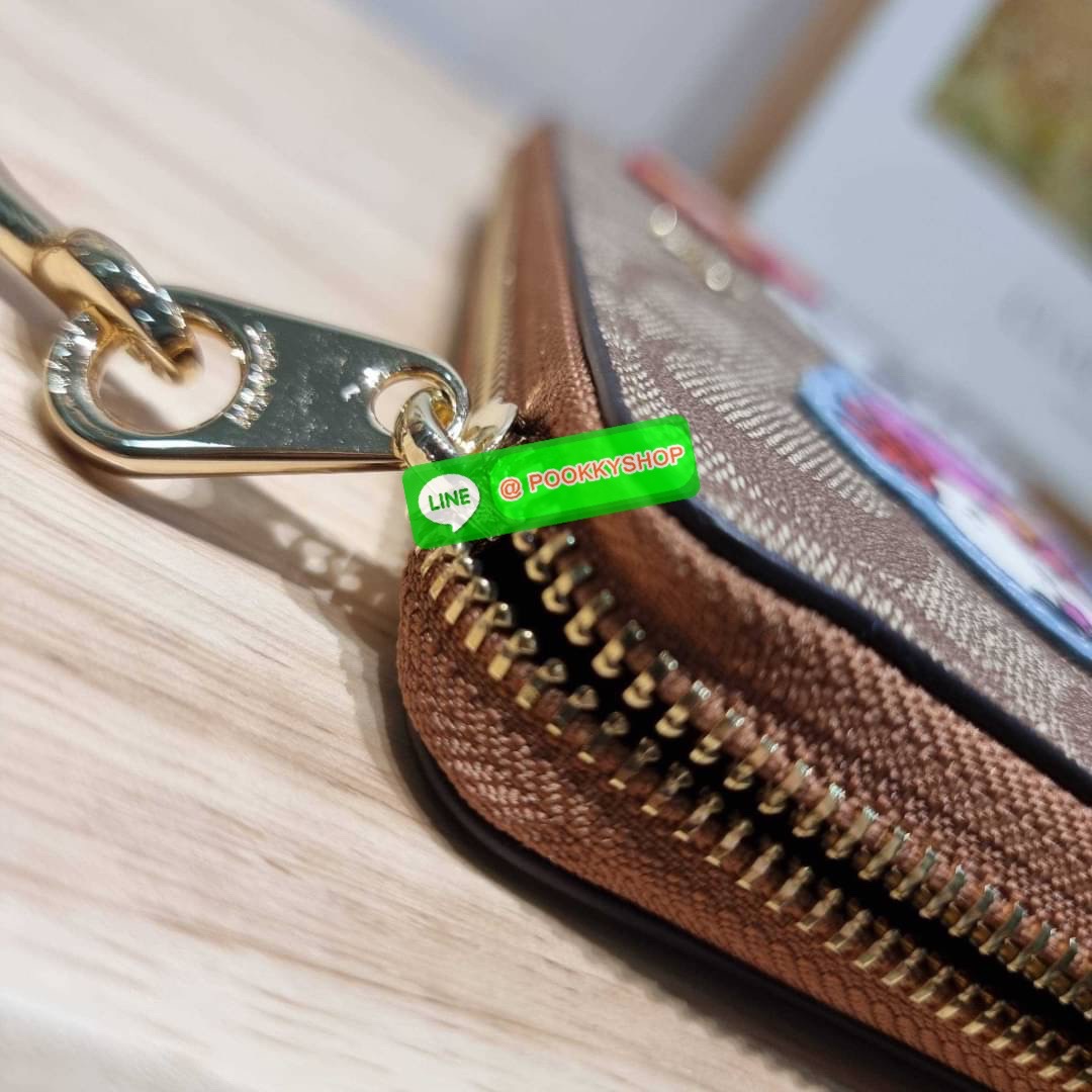COACH CF218 COACH × PEANUTS LONG ZIP AROUND WALLET IN SIGNATURE CANVAS WITH PATCHES ใหม่ล่าสุด กับกระเป๋าสตางค์ใบยาวกึ่งคล้องมือ สวยดูแพง ดีไซน์ตกแต่งแพทช์เหล่าการ์ตูนยอดฮิต คลาสสิคไม่มีเอาท์ คมชัดมีเลเยอร์ วัสดุหนังแคนวาสเคลือบผิว ดูแลรักษาง่าย มาพร้อมสา