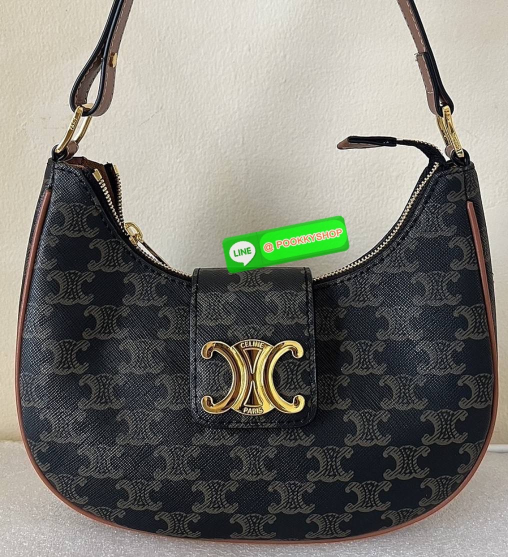 ✴️BEST SELLER!✴️CELINE SHOULDER BAG VIP GIFT WITH PURCHASE (GWP) พรีเมี่ยมกิ๊ฟ Limited Edition จาก CELINE HAUTEPARFUME DUTYFREE COUNTER วัสดุ TRIOMPHE CANVAS รุ่นใหม่ล่าสุดดีไซน์สวยหรู หนังสวยอยู่ทรง ภายในโล่งกว้างและจุสามารถใส่มือถือ กระเป๋