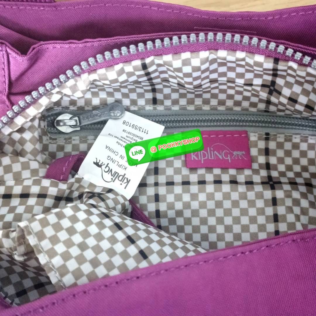KIPLING ELISE HANDBAG กระเป๋าถือและสะพายไหล่ วัสดุ Nylon +Polyester ขนาดกำลังพอดี จุของได้มาก มีหูจับสองสาย ถือสะดวก น้ำหนักเบา มีช่องซิป ด้านหน้า ช่อง กระเป๋าหลักเปิด-ปิดด้วยซิป มี3 ช่องว่างใส่ของได้จุมากๆ ใส่มือถือได้ กระเป๋าสตางค์ใบยาว และ เครื่องสำอาง