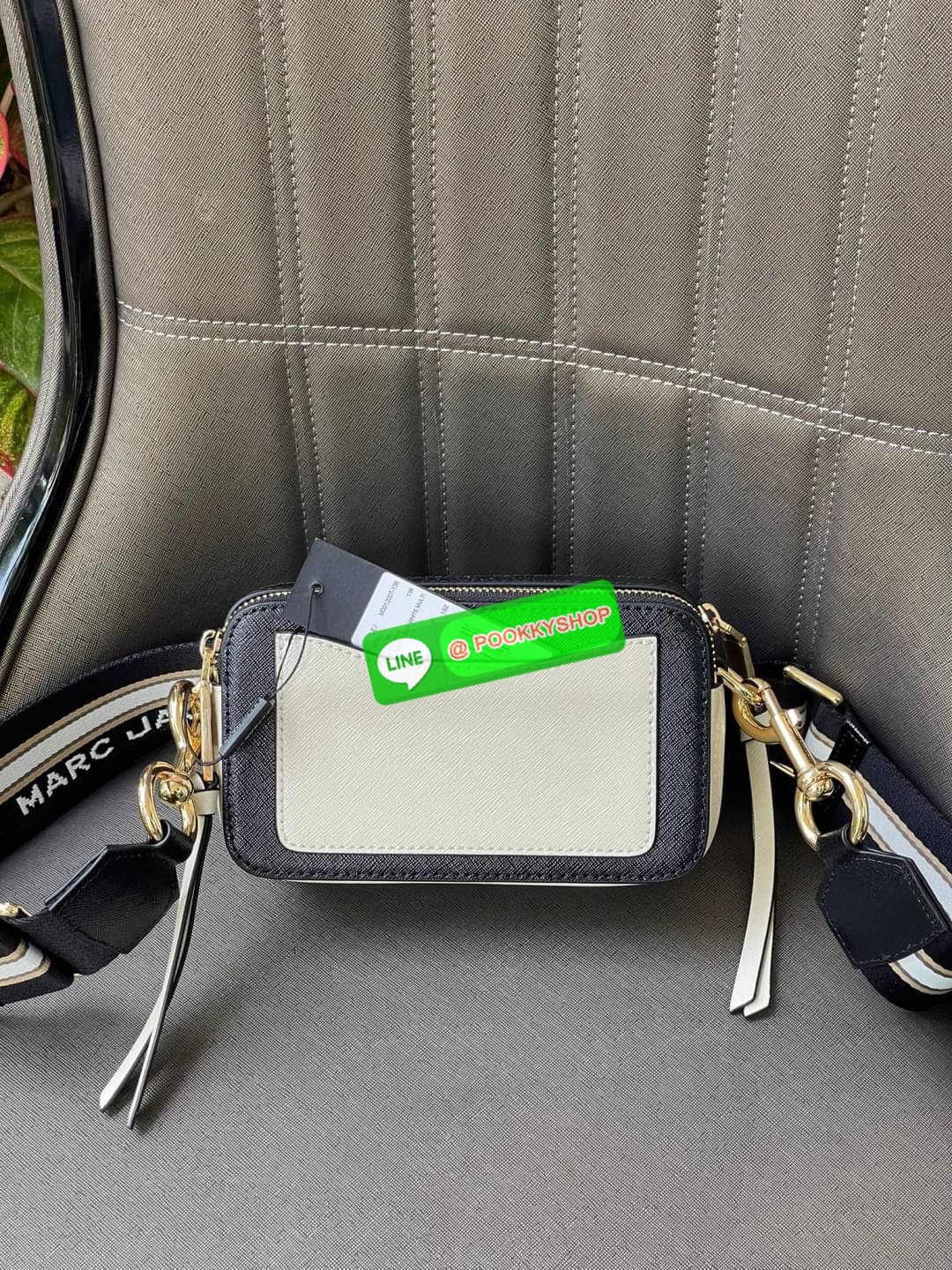 💕 Marc Jacobs Snapshot Bag กระเป๋าแบรนด์ดังจากสัญชาติอเมริกัน นับได้ว่ารุ่นนี้เป็นรุ่นทรงฮิตของ marc jacobs เลยทีเดียว โดยด้านหน้ากระเป๋าจะเป็นโลโก้แบบโลหะที่เป็นสัญลักษณ์ของแบรนด์นี้ มาพร้อมสายสะพายที่จะสะพายยังไงก็ดูโดดเด่น เพราะขนาดใหญ่ที่สกรีน