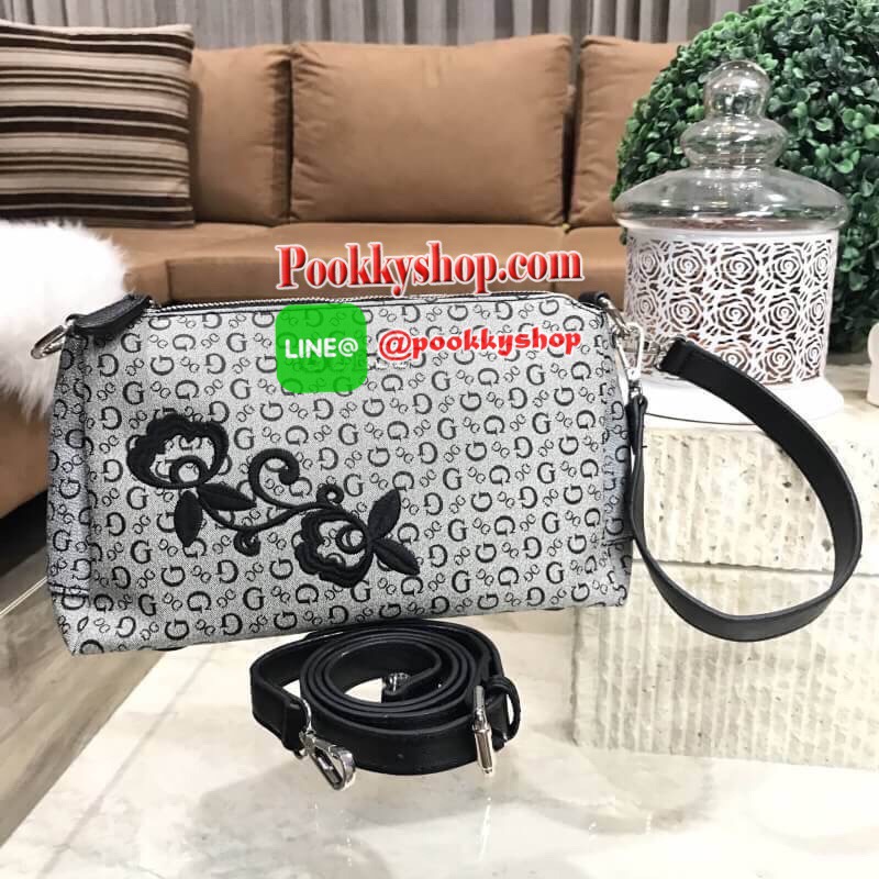 GUESS SHOULDER BAG WITH EXTRA STRAPS 2018 กระเป๋าสะพายรุ่นใหม่หนังสวยอยู่ทรงสกรีนโลโก้แบรนด์รอบใบปักดอกไม้โดดเด่นตามคอนเซ็ปคอลเลคชั่นนี้ รุ่นนี้พิเศษที่มาพร้อมสายสะพาย2สาย ทั้งสายสั้นสะพายไหล่และสายยาว Crossbody ถอดปรับได้ เปิดปิดด้วยซิป ภายในมีช่องแบ่ง3ช