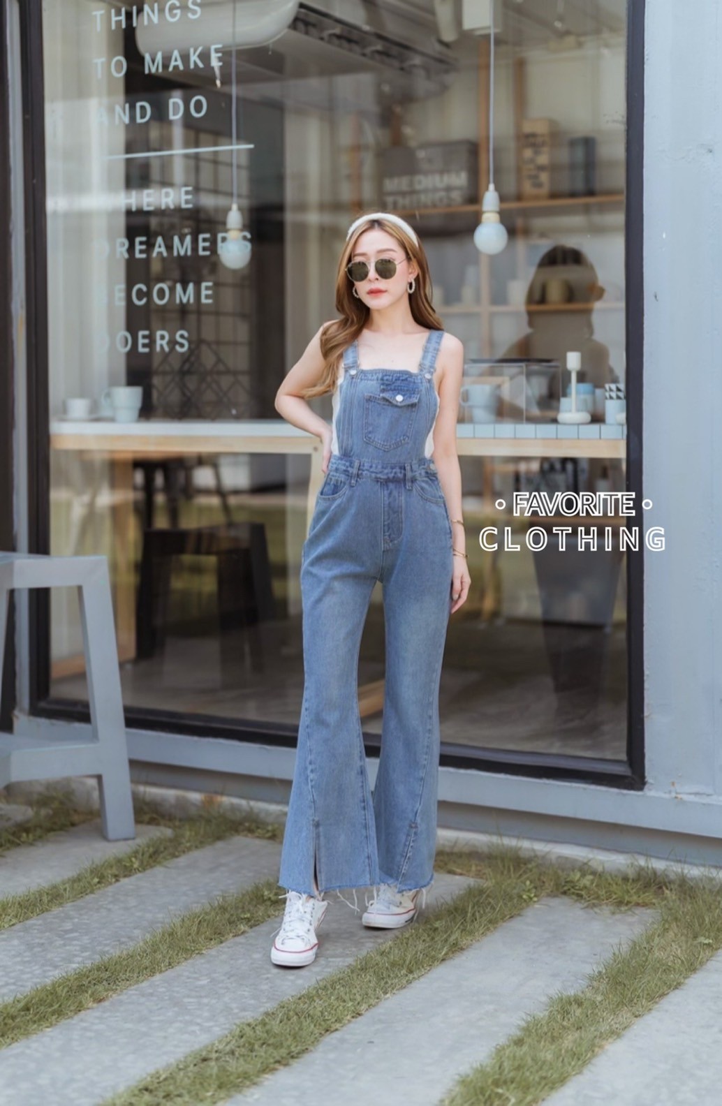 จั๊มสูทแฟชั่น เอี๊ยมยีนส์ขายาว แต่งผ่าปลายขา งานผ้ายีนส์ฟอกเนื้อดี มีซิปข้างกางเกงใส่ง่าย