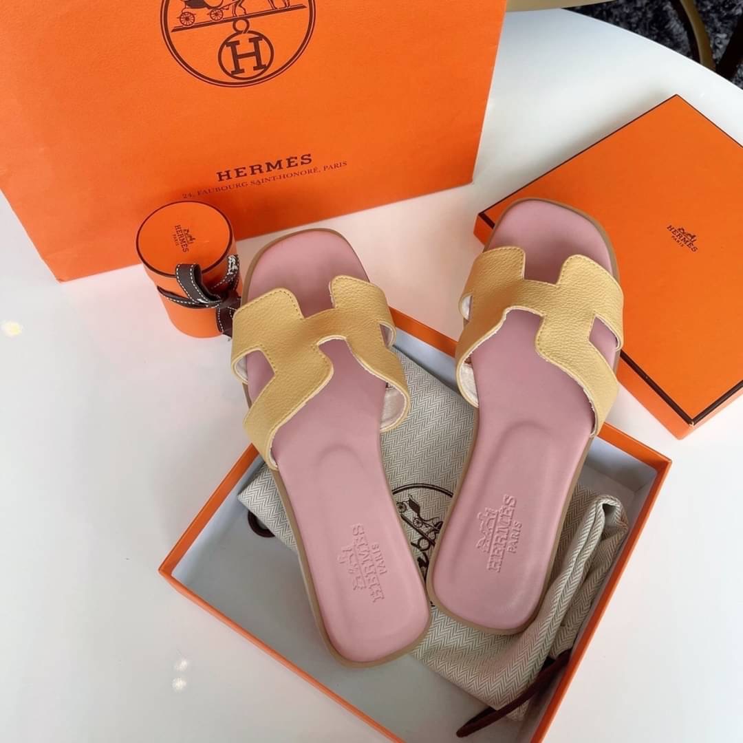 พร้อมส่ง รองเท้าแตะ Hermès สีพาสเทล ตัวใหม่ล่าสุด สีน่ารักมากกทุกสี คัดสีออกมาแล้วแมสที่สุด ให้เข้ากับเท้าสาวๆ ขับผิวมากคะ พื้นปั้มแบรนด์