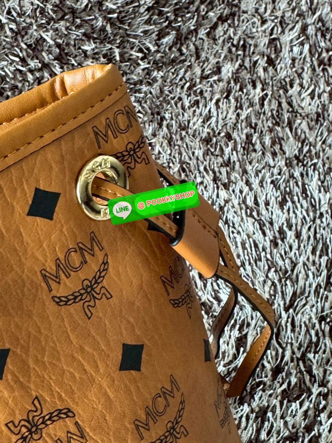 Mcm Liz Reversible Shopper in Visetos ขึ้นชื่อว่าเป็นกระเป๋าช็อปเปอร์ แน่นอนว่า จะต้องเหมาะสำหรับสาว ๆ ที่ชอบพกสัมภาระเยอะ ซึ่งรุ่นนี้ไม่ใช่แค่เพียงให้พื้นที่จุของกว้างขวางเท่านั้น แต่ยังออกแบบดีไซน์และรูปทรงให้มีความยืดหยุ่น มีหูรูดด้านข้างที่สามารถปรับร