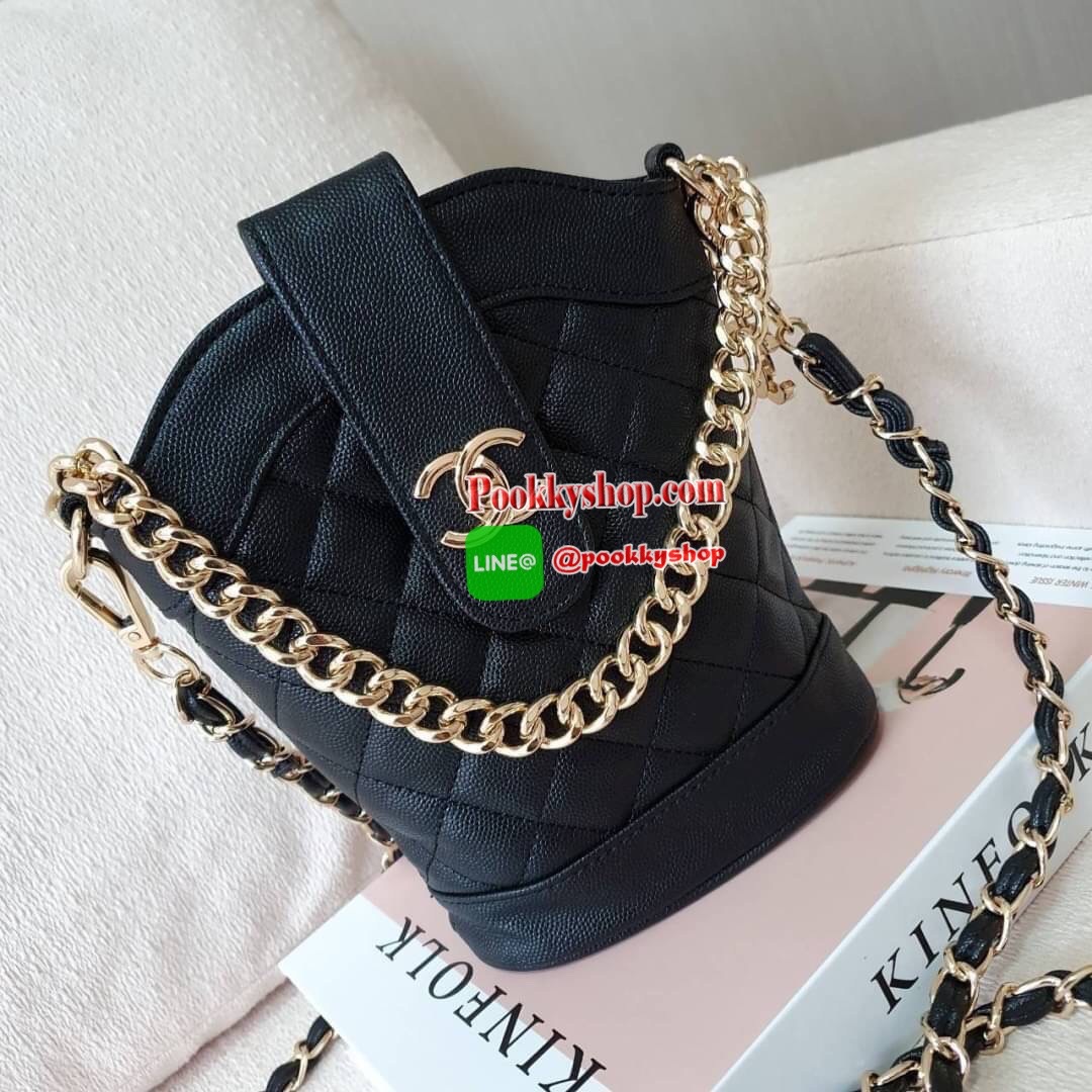 CHANEL VIP GIFT CROSSBODY BAG งาน CHANEL VIP GIFT ของแท้ 100% จากเคาเตอร์แบรนด์ CHANEL ทรงสวย ขนาดกำลังดี วัสดุหนัง CAVIER PU เปิดปิดด้วยกระดุมหน้าแบบบิดปลอดภัยหายห่วง ด้านในมีซิปอีกชั้น อะไหล่ทอง หัวซิปปั้มแบรนด์ ด้านในใส่โทรศัพท์ได้ทุกรุ่น พร้อมของจุกจิ