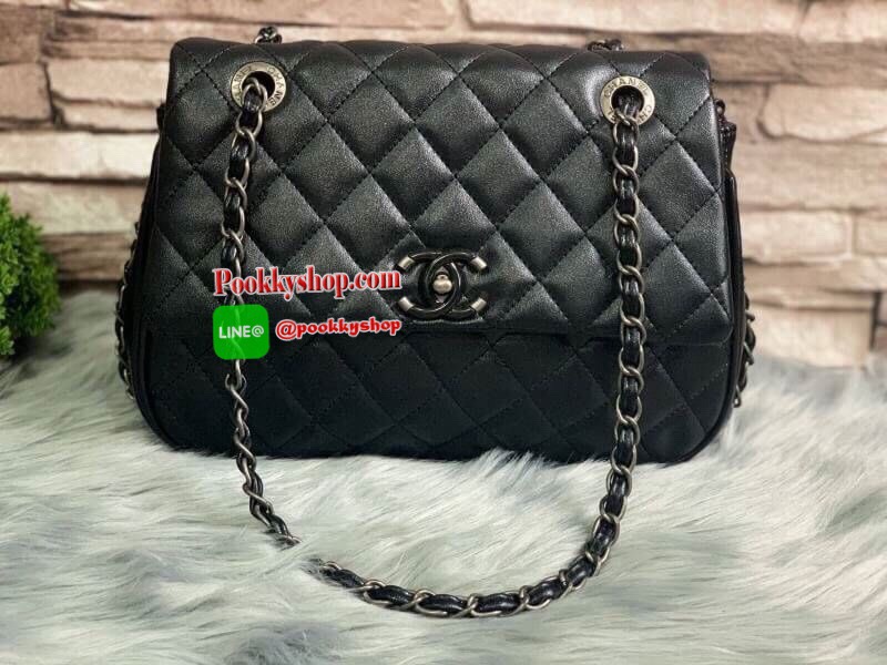 Chanel Quilted Chain Sling Bag วัสดุหนังแกะสังเคราะห์ขึ้นลายตารางหนังสวยอยู่ทรง ดีไซน์ไฮโซ เปิดปิดด้วยฝาปิดกระดุม ภายในมีโลโก้และช่องใส่ของ ใส่กระเป๋าสตางค์ใบยาว มือถือ ของจุกจิกได้เยอะ น้ำหนักเบา ด้านหลังมีช่องใส่ของ มาพร้อมสายโซ่ร้อยหนัง อะไหล่ดำคลาสสิค