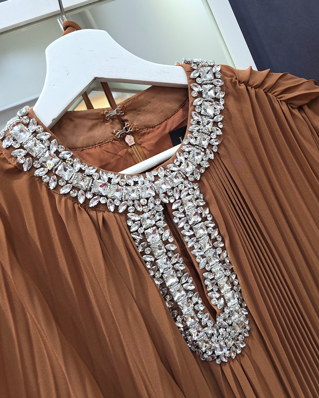 เดรสแฟชั่น เดรสแขนยาว กระโปรงบานตัวปล่อย คัตติ้งประณีต กรุยกราย