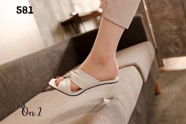 รองเท้าส้นสูง ส้นแก้วดีไซน์หน้าไขว้หนังนิ่มพื้นช่วงหน้าหัวตัดใส่แล้วช่วยให้เท้าดูขาวเรียวสวย มา 2 สีค่ะ