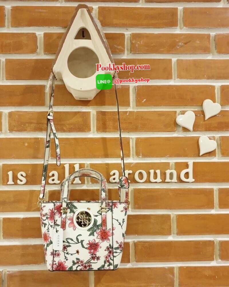 GUESS OPEN ROAD FLORAL MINI TOTE กระเป๋าถือหรือสะพายขนาดกำลังดี วัสดุหนังซาฟิโน่แต่งลายดอกไม้อ่อนหวานสดใส ฐานตั้งอยู่ทรง เปิดปิดด้วยซิป ใส่กระเป๋าสตางค์ยาวได้ สายสะพายปรับระดับได้ สวยน่าใช้จริงๆจ้า