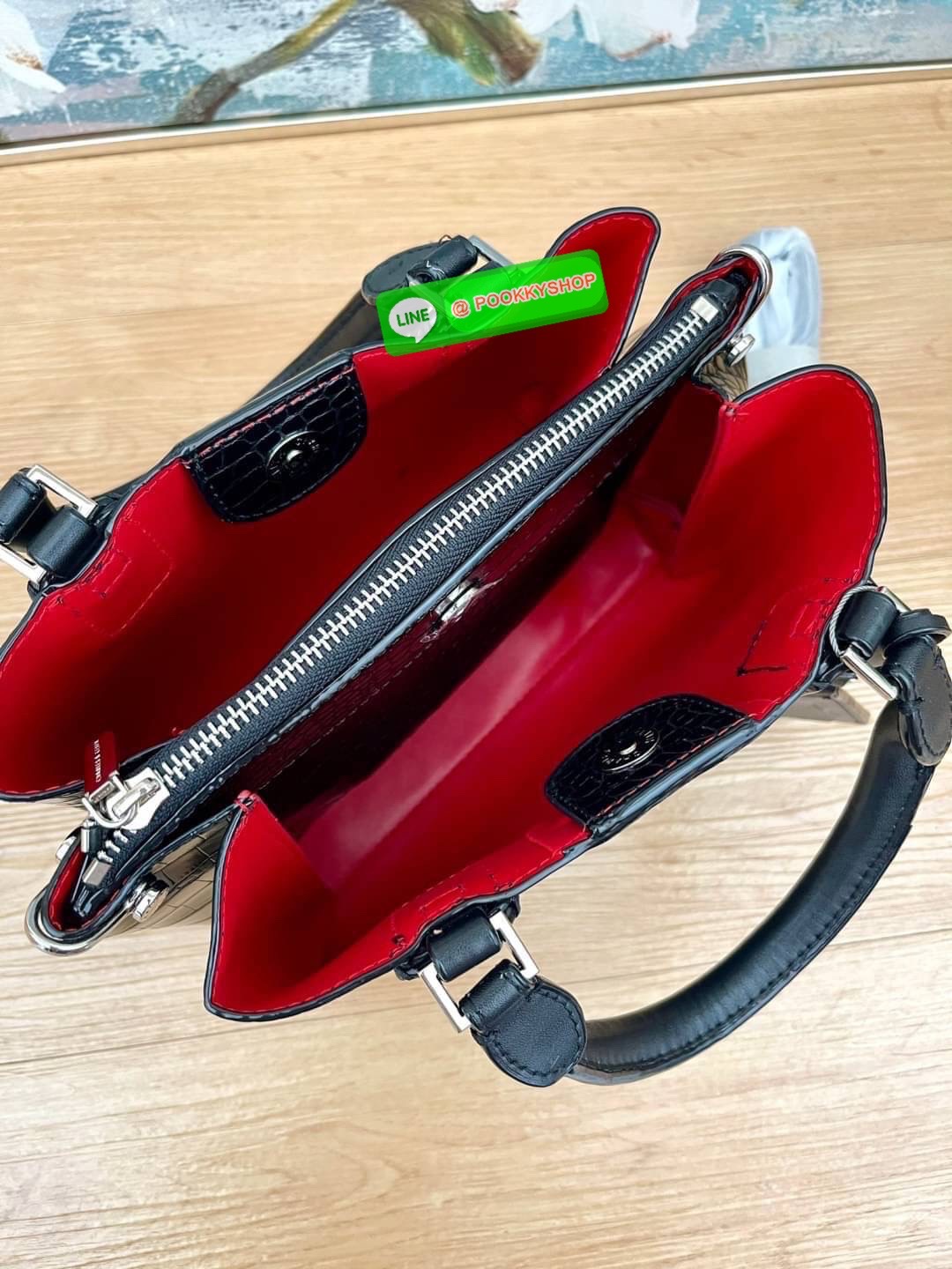 Charles & Keith Croc-effect Structure Shoulder Bag กระเป๋ารุ่นยอดนิยม ใช้งานง่ายได้ทุกโอกาส ตัวกระเป๋าพิมพ์ลายจรเข้ทั้งใบ หูหิ้วหับลงได้ มีหมุดรองฐานทั้ง 4 มุม เปิดปิดแบบกระดุมแม่เหล็ก ด้านในมี 3 ช่องใหญ่ เป็นช่องซิปตรงกลาง จุของได้เยอะ ไม่ว่าจะเป็นกระเป๋