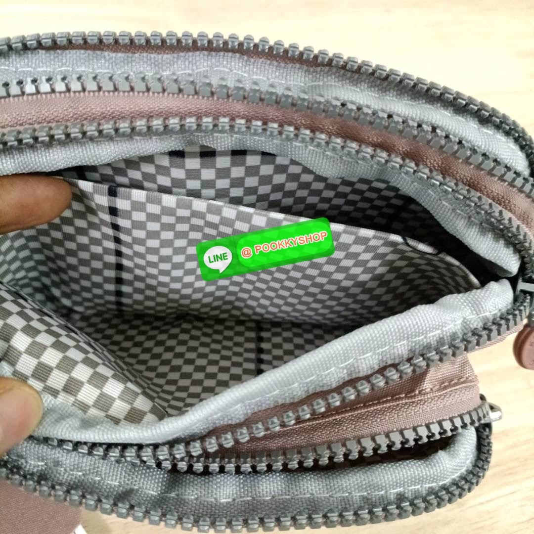 KIPLING Monkey program Seoul up clutch & sling bag รุ่น 2 ซิป (ขนาด 7 นิ้ว) กระเป๋าคล้องมือ หรือ สะพายข้าง ขนาดเล็ก วัสดุ Nylon & Polyester 100% ใช้งานได้ 2 รูปแบบ มีสายสลับเปลี่ยนได้ทั้งแบบคล้องมือ และ สะพายข้าง ตามโอกาสการใช้งาน