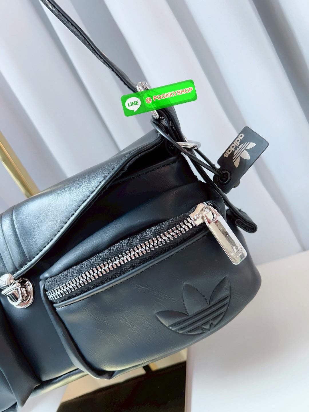 ADIDAS ORIGINALS HOBO LEATHER SHOULDER BAG 🔖พร้อมส่ง! กับกระเป๋าแนวสตรีทที่ออกแบบให้ใช้งานได้ทุกโอกาศ ดีไซด์เก๋ ถูกใจสาวๆกันเลบทีเดียวค่า 🔖หนังแท้หนานิ่ม เนื้อแมทอย่างดีสวยมากๆ อะไหล่เงิน ด้านหน้าเป็นช่องซิปสำหรับใส่ของจุกจิก เปิด-ปิดกระเป