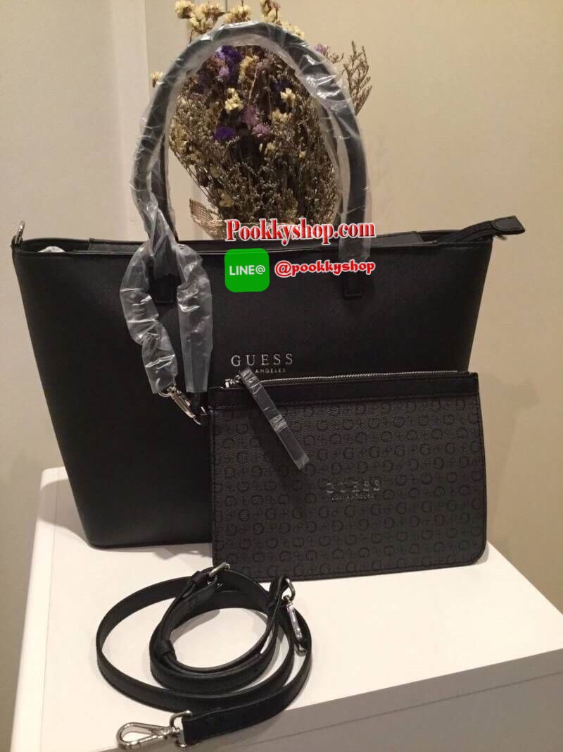 พร้อมถุงผ้าแบรนด์ GUESS BAG กระเป๋าสะพายทรง Tote จาก GUESS วัสดุหนัง Saffiano คุณภาพดี น้ำหนักเบา ด้านหน้าปั้มโลโก้แบรนด์สุดหรู รุ่นนี้มาพร้อมกระเป๋าใบเล็กสำหรับใส่ของ ถอดแยกใช้ได้ อะไหล่เงิน เปิดปิดกระเป๋าด้วยซิปสะดวกใช้ ด้านในโล่งกว้าง มีช่องเล็กสำหรับใ