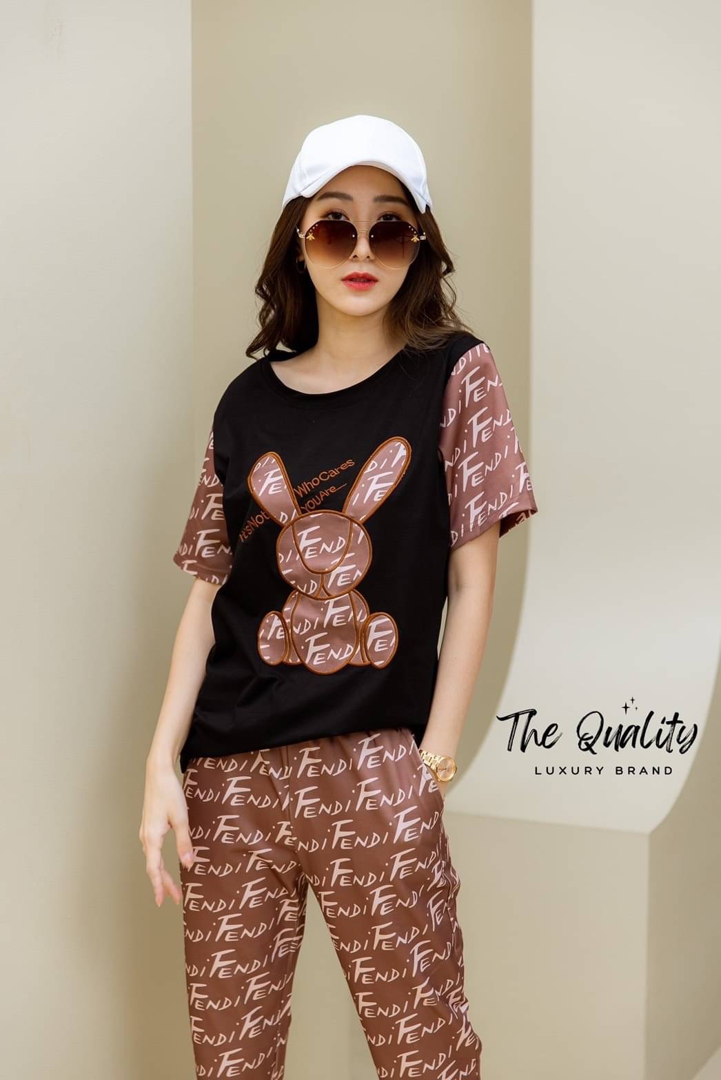 พร้อมส่ง!!! New collection Fendi งานป้ายปักโลโก้เสื้อผ้ายืดกระชับได้ผ้าดีมาก ใส่สบาย กางเกงยืดกระชับใส่เย็นผ้าดีมาก มีกระเป๋า 2 ข้างใส่สบาย รีบจัดแนะนำเลย การันตีคุณภาพดีสุด 10/10 lable Dior