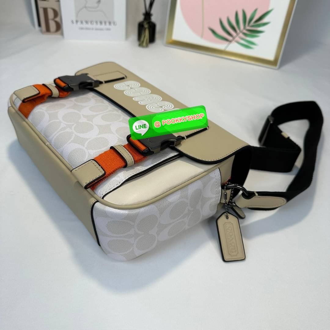 กระเป๋า COACH TRACK CROSSBODY IN COLORBLOCK SIGNATURE CANVAS (COACH C2725) กระเป๋าสะพายใบใหญ่ Unisex ที่เท่ได้ทั้งชายและหญิง วัสดุหนังแท้ หนังนิ่ม สัมผัสมือดีมากๆ เก็บดีเทลด้วยหนังแคนวาสคุณภาพ เนียบคมกริบ อยู่ทรงสวย ขนาดกำลังดี ไม่เล็ก ไม่ใหญ่เกินไป ด้านใ