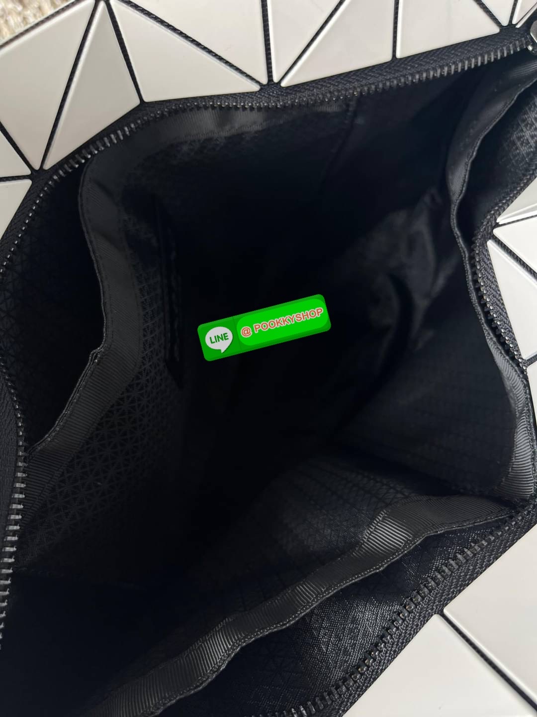 💕 Bao Bao Issey Miyake ROCK MATTE ซีรีส์นี้จะเป็นทรงสี่เหลี่ยมผืนผ้า มีซิปปิดด้านบน ถือเป็นรุ่นที่เหมาะกับการใช้งานในชีวิตประจำวัน สามารถพับมุมและบริเวณด้านล่างของกระเป๋าเพื่อเพิ่มความสะดวกสบายในการใช้งาน ทั้งยังช่วยให้วางกระเป๋าในแนวตั้งได้อีกด้ว