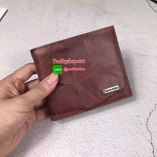 New arrival!!! พร้อมส่ง Calvin Klein Wallet กระเป๋าสตางค์แบบพับ 2 ตอนสำหรับผู้ชาย ตัวกระเป๋าเป็นหนังลวดลายโดดเด่นดูไม่จำเจ ด้านในมีช่องใส่บัตร ใส่ธนบัตรแยกเป็นสัดส่วน ไม่ว่าจะใช้เองหรือเป็นของขวัญก็คุ้มค่าน่าใช้มากค่า