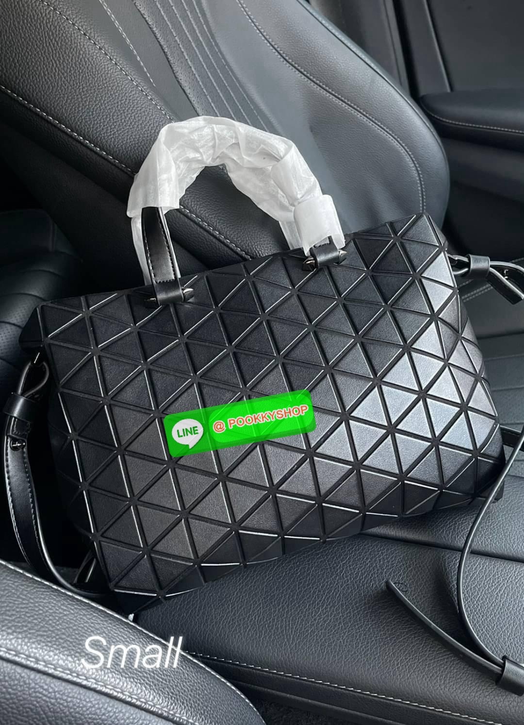 *Small BAO BAO ISSEY MIYAKE TONNEAU เป็น ซีรีย์ที่มีเอกลักษณ์เฉพาะตัว ด้วยแผ่นสามเหลี่ยมที่มีสัญลักษณ์เท่ากันทุกด้าน และยังผสมผสานงานดีไซน์ อันสง่างามเท่ากับฟังก์ชั่น การใช้งานสุดพิเศษ โดยมีจุดเด่นที่ซิปด้านบน สำหรับเปิดปิดและมีสายสะพายไหล่ ที่สามารถถอดออ