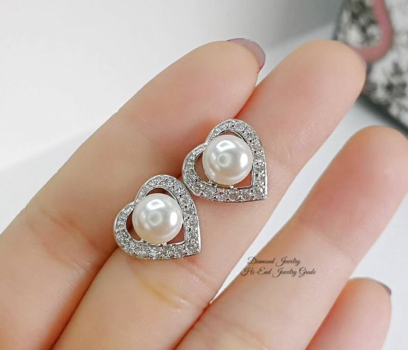 The Best Quality !!!!!! ต่างหูหัวใจเพชรล้อมมุก งานเพชร CZ แท้ งานการันตีความสวยค่ะ ใส่ออกมาสวย น่ารัก คลาสสิคมากกกก ใส่ได้ตลอดกาล ไม่เอ้าแน่นอนค่ะ รุ่นนี้แนะนำเลยจะร้า