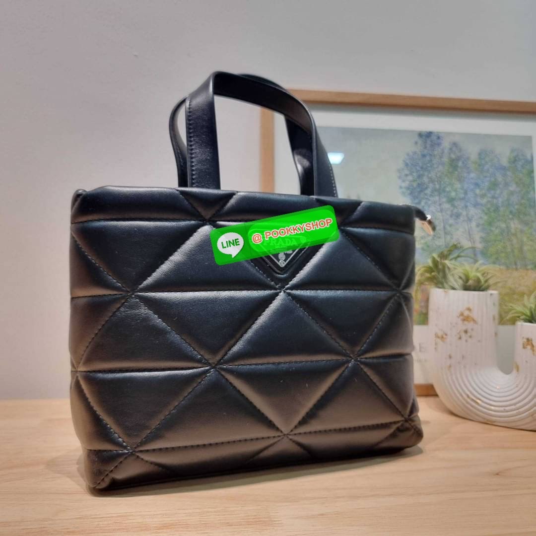 PRADA LEATHER PADDED BAG ใหม่ล่าสุด กับคอลเลคชั่นที่ทำออกมาตอบโจทย์ได้ทุกไลฟ์สไตล์ และเป็นยูนิเซ็กส์ กับกระเป๋าทรงโท้ท ขนาดกำลังดี วัสดุหนังแท้ ตัดเย็บเดินเส้นลายตาราง ปากกระเป๋ามีซิปเปิดปิด ภายในเป็นช่องโล่ง มีช่องแยกให้ มาพร้อมสะพายข้างและใบลูก ให้ได้สน