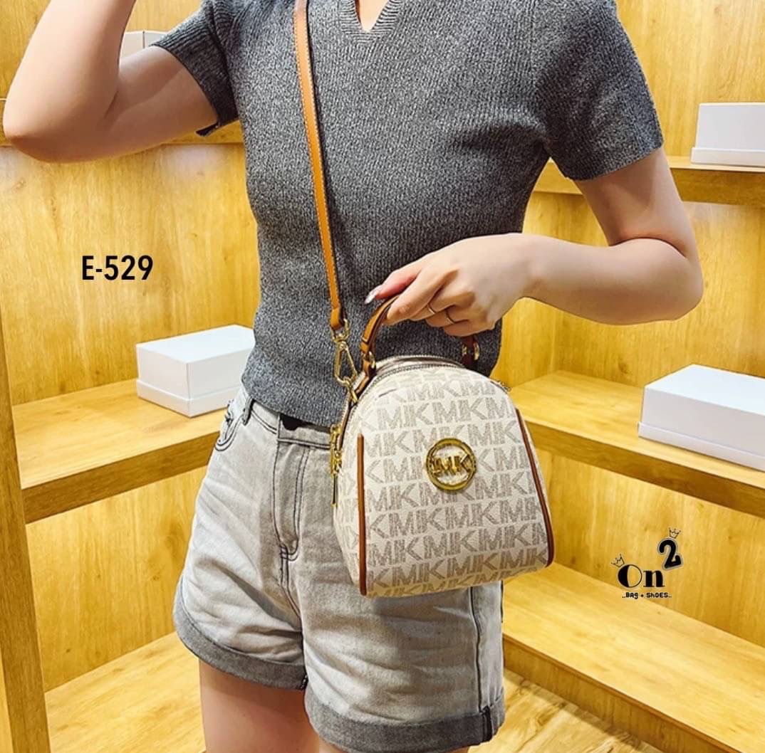 กระเป๋าสะพายแฟชั่นมาใหม่ งานสไตล์แบรนด์ งานซิป ขนาดกำลังดีน่าใช้มากค่ะ พร้อมส่ง 2 สีค่ะ