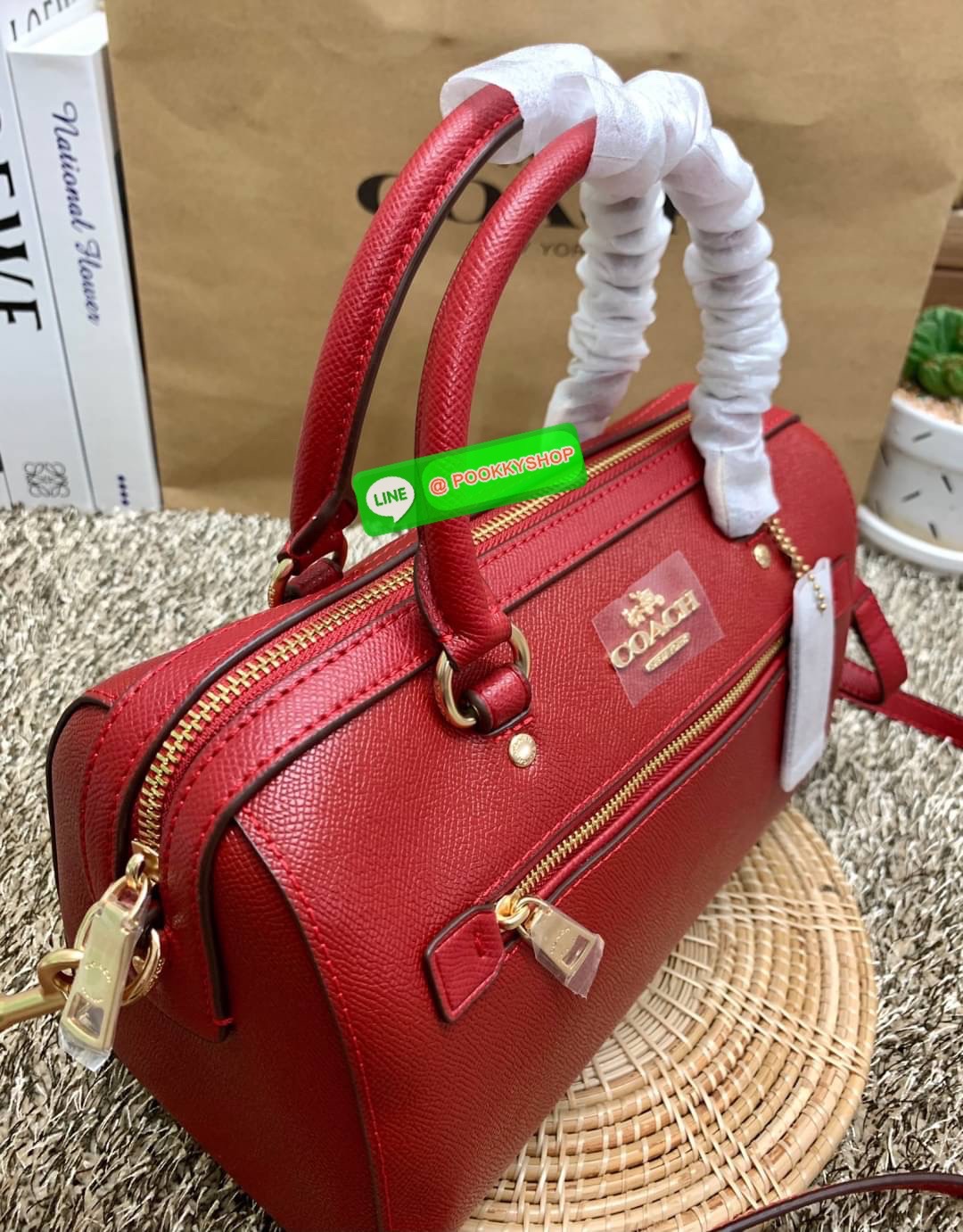 New in!! เข้าแล้วสีที่สาวๆรอคอยกันมานาน ห้ามพลาด COACH ROWAN SATCHEL ((79946)) พร้อมส่ง สิ้นสุดการรอคอย ห้า พลาดค่า! กระเป๋าหิ้ว//คล้องมือ//สะพายข้างได้ หนังแท้ลายหนังสวย ทรงสวย หรูดูผู้ดีมาแต่ไกลเลยค่าา ด้านหน้ามีช่องซิปให้ใส่ของจุกจิก ปากกระเป๋าแบบซิป ภ