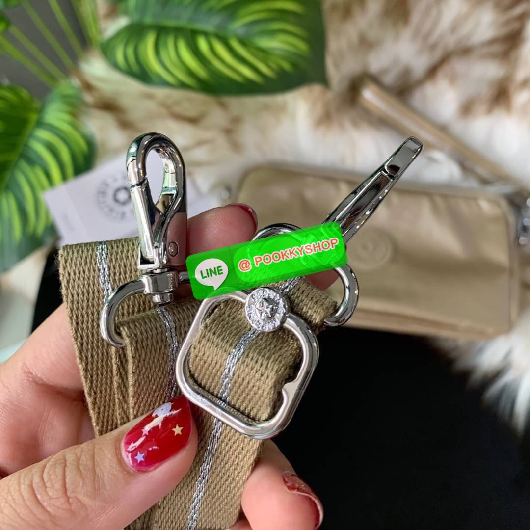 KIPLING 3 Monkey program Seoul up clutch & sling bag กระเป๋าคล้องมือ หรือ สะพายข้าง ขนาดเล็ก วัสดุ Nylon & Polyester 100% ใช้งานได้ 2 รูปแบบ มีสายสลับเปลี่ยนได้ทั้งแบบคล้องมือหรือสะพายข้าง เปิด-ปิดด้วยซิป ช่องหลักโล่ง มีช่องใส่บัตรด้านข้าง 6 ช่อง และช่องด